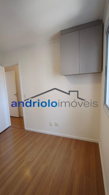  Apartamento residencial com 121m², localizado na Rua Carreiro de Pedra, nº 111, em condomínio completo e com excelente infraestrutura. O imóvel conta com 3 dormitórios, sendo 1 suíte, 3 banheiros, lavabo, 2 salas amplas, cozinha com armários, área de serviço. Possui armários embutidos, closet e um agradável terraço gourmet com churrasqueira.Ar condicionado na suite e sala.

O condomínio oferece lazer e segurança, com portaria, segurança patrimonial, piscina, academia, salão de festas, salão de jogos, sauna, playground e quadra poliesportiva. Conta ainda com gerador e 2 vagas de garagem cobertas rotativas.

Localização privilegiada, próxima a comércios, escolas, transporte público e principais vias de acesso, proporcionando praticidade e qualidade de vida.