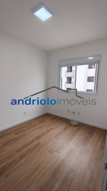 Este amplo apartamento residencial de 110m² oferece uma planta bem distribuída e ambientes aconchegantes, ideal para quem busca morar em um condomínio completo.
3 dormitórios, sendo 1 suíte
2 salas amplas (estar e jantar)
Varanda gourmet com churrasqueira a carvão
Cozinha com armários planejados
Área de serviço
Dependência de empregada com WC
Lavabo
Armários embutidos
4 banheiros no total
2 vagas de garagem cobertas + depósito no subsolo

Estrutura do condomínio:

Condomínio fechado com portaria 24h e segurança patrimonial
Piscina
Academia (sala de ginástica)
Quadra poliesportiva
Pista de cooper
Salão de festas
Salão de jogos
Sauna
Localização privilegiada:

Próximo a escolas e comercios