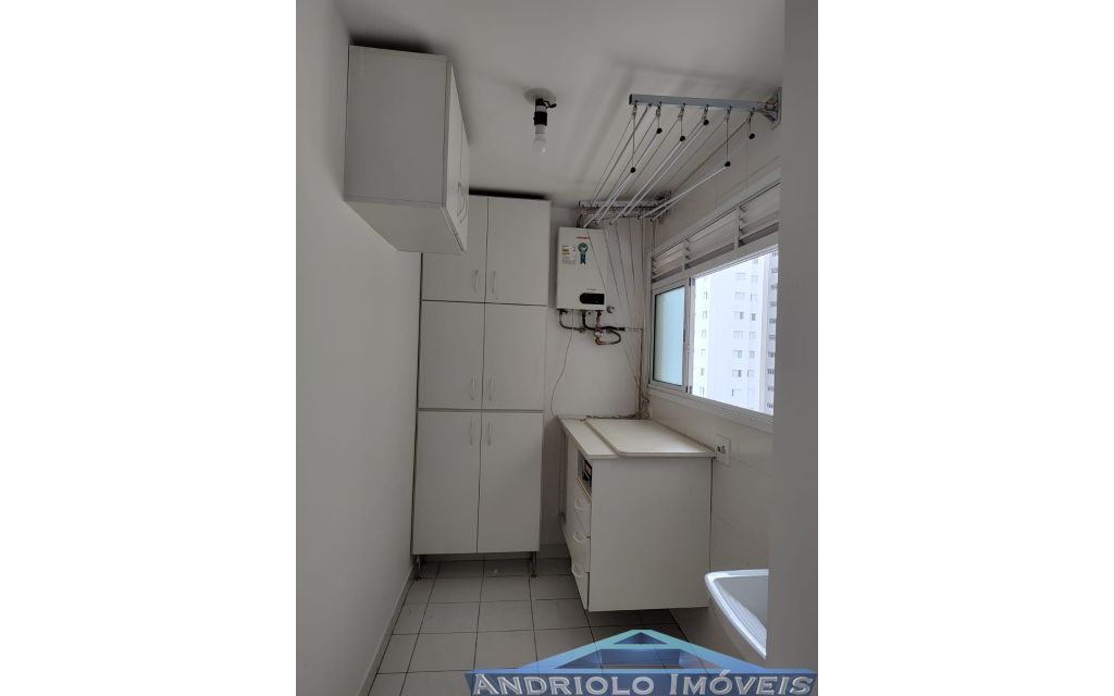  Apartamento residencial com 121m², localizado na Rua Carreiro de Pedra, nº 111, em condomínio completo e com excelente infraestrutura. O imóvel conta com 3 dormitórios, sendo 1 suíte, 3 banheiros, lavabo, 2 salas amplas, cozinha com armários, área de serviço. Possui armários embutidos, closet e um agradável terraço gourmet com churrasqueira.

O condomínio oferece lazer e segurança, com portaria, segurança patrimonial, piscina, academia, salão de festas, salão de jogos, sauna, playground e quadra poliesportiva. Conta ainda com gerador e 2 vagas de garagem cobertas rotativas.

Localização privilegiada, próxima a comércios, escolas, transporte público e principais vias de acesso, proporcionando praticidade e qualidade de vida.