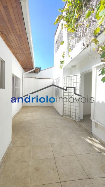 Excelente casa residencial terrea com 109 m² de área construída, ideal para quem busca conforto, praticidade e ambientes bem distribuídos.
O imóvel conta com 2 suítes, além de lavabo, 2 salas amplas, sendo uma de estar e outra de jantar, e uma aconchegante lareira, perfeita para os dias mais frios.
A cozinha possui armários planejados, e os dormitórios contam com armários embutidos, oferecendo excelente aproveitamento dos espaços. A casa dispõe ainda de área de serviço, entrada de serviço independente, edícula e um agradável quintal com churrasqueira e fogão e forno a lenha, ideal para reunir familiares e amigos.
Comporta 2 vagas de garagem cobertas.
Localização privilegiada, com fácil acesso às principais vias da região e próximo ao transporte público.
