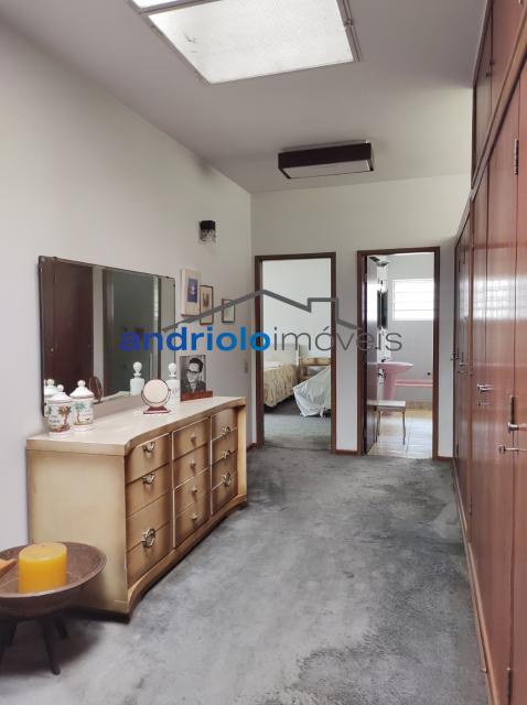 Localizada na Rua Vicente Leporace, esta ampla residência de 578m² oferece conforto e espaço ao ar livre repleto de verde. O imóvel conta com 5 dormitórios, sendo 2 suítes, além de 2 banheiros adicionais. Possui 3 salas espaçosas, uma sala de jantar e um escritório. A casa inclui uma área de serviço, armários embutidos e de cozinha, closet, despensa e uma entrada de serviço independente. Há também um dormitório de empregada e uma edícula.

No exterior, você encontrará um belo jardim e 4 vagas de garagem cobertas. O imóvel é equipado com ar condicionado e lavabo. Aceita financiamento e FGTS. Para mais informações e agendamento de visita, entre em contato conosco!