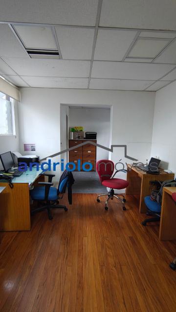 Excelente imóvel comercial, ideal para escritórios, clínicas, consultórios, empresas, escolas, cursos ou outros segmentos que necessitem de vários ambientes e ótima estrutura.
PISO TÉRREO:
Ampla recepção;
3 salas;
Banheiros;
2 copas;
1 sala ampla;
Quintal;
Entrada lateral;
Entrada de serviço independente.
ANDAR SUPERIOR:
3 salas com pias, ideais para consultórios, salas de atendimento ou atividades que necessitem de ponto de água;
Banheiro feminino;
Banheiro masculino;
Mais 7 salas, proporcionando diversas possibilidades de utilização.

DIFERENCIAIS:
3 vagas de garagem;
estrutura de Ar-condicionado;
Copa e cozinha;
Escritório;
Interfone;
Entrada lateral;
Entrada de serviço independente;
Quintal;
Próximo a transporte público.
Um imóvel com excelente estrutura e grande versatilidade, pronto para atender diferentes tipos de atividades comerciais.

Entre em contato para mais informações e agende uma visita!