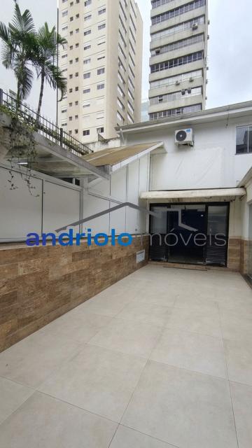 Excelente imóvel comercial, ideal para escritórios, clínicas, consultórios, empresas, escolas, cursos ou outros segmentos que necessitem de vários ambientes e ótima estrutura.
PISO TÉRREO:
Ampla recepção;
3 salas;
Banheiros;
2 copas;
1 sala ampla;
Quintal;
Entrada lateral;
Entrada de serviço independente.
ANDAR SUPERIOR:
3 salas com pias, ideais para consultórios, salas de atendimento ou atividades que necessitem de ponto de água;
Banheiro feminino;
Banheiro masculino;
Mais 7 salas, proporcionando diversas possibilidades de utilização.

DIFERENCIAIS:
3 vagas de garagem;
estrutura de Ar-condicionado;
Copa e cozinha;
Escritório;
Interfone;
Entrada lateral;
Entrada de serviço independente;
Quintal;
Próximo a transporte público.
Um imóvel com excelente estrutura e grande versatilidade, pronto para atender diferentes tipos de atividades comerciais.

Entre em contato para mais informações e agende uma visita!