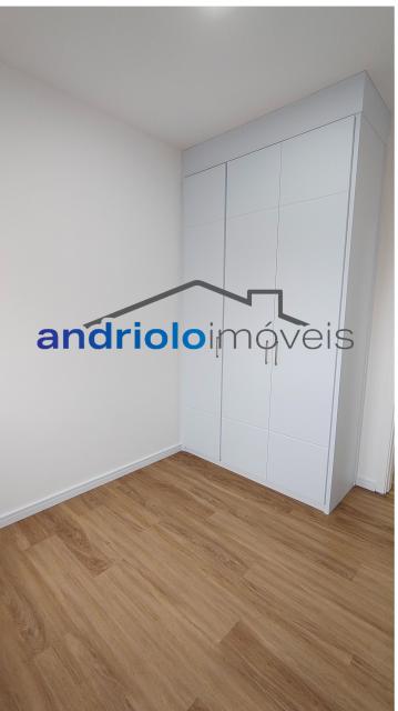 Este amplo apartamento residencial de 110m² oferece uma planta bem distribuída e ambientes aconchegantes, ideal para quem busca morar em um condomínio completo.
3 dormitórios, sendo 1 suíte
2 salas amplas (estar e jantar)
Varanda gourmet com churrasqueira a carvão
Cozinha com armários planejados
Área de serviço
Dependência de empregada com WC
Lavabo
Armários embutidos
4 banheiros no total
2 vagas de garagem cobertas + depósito no subsolo

Estrutura do condomínio:

Condomínio fechado com portaria 24h e segurança patrimonial
Piscina
Academia (sala de ginástica)
Quadra poliesportiva
Pista de cooper
Salão de festas
Salão de jogos
Sauna
Localização privilegiada:

Próximo a escolas e comercios
