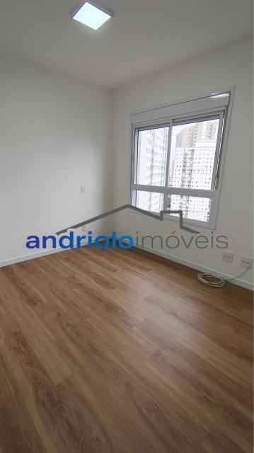 Este amplo apartamento residencial de 110m² oferece uma planta bem distribuída e ambientes aconchegantes, ideal para quem busca morar em um condomínio completo.
3 dormitórios, sendo 1 suíte
2 salas amplas (estar e jantar)
Varanda gourmet com churrasqueira a carvão
Cozinha com armários planejados
Área de serviço
Dependência de empregada com WC
Lavabo
Armários embutidos
4 banheiros no total
2 vagas de garagem cobertas + depósito no subsolo

Estrutura do condomínio:

Condomínio fechado com portaria 24h e segurança patrimonial
Piscina
Academia (sala de ginástica)
Quadra poliesportiva
Pista de cooper
Salão de festas
Salão de jogos
Sauna
Localização privilegiada:

Próximo a escolas e comercios