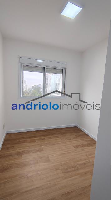 Este amplo apartamento residencial de 110m² oferece uma planta bem distribuída e ambientes aconchegantes, ideal para quem busca morar em um condomínio completo.
3 dormitórios, sendo 1 suíte
2 salas amplas (estar e jantar)
Varanda gourmet com churrasqueira a carvão
Cozinha com armários planejados
Área de serviço
Dependência de empregada com WC
Lavabo
Armários embutidos
4 banheiros no total
2 vagas de garagem cobertas + depósito no subsolo

Estrutura do condomínio:

Condomínio fechado com portaria 24h e segurança patrimonial
Piscina
Academia (sala de ginástica)
Quadra poliesportiva
Pista de cooper
Salão de festas
Salão de jogos
Sauna
Localização privilegiada:

Próximo a escolas e comercios