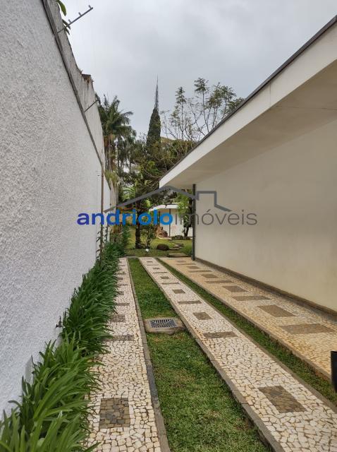 Localizada na Rua Vicente Leporace, esta ampla residência de 578m² oferece conforto e espaço ao ar livre repleto de verde. O imóvel conta com 5 dormitórios, sendo 2 suítes, além de 2 banheiros adicionais. Possui 3 salas espaçosas, uma sala de jantar e um escritório. A casa inclui uma área de serviço, armários embutidos e de cozinha, closet, despensa e uma entrada de serviço independente. Há também um dormitório de empregada e uma edícula.

No exterior, você encontrará um belo jardim e 4 vagas de garagem cobertas. O imóvel é equipado com ar condicionado e lavabo. Aceita financiamento e FGTS. Para mais informações e agendamento de visita, entre em contato conosco!
