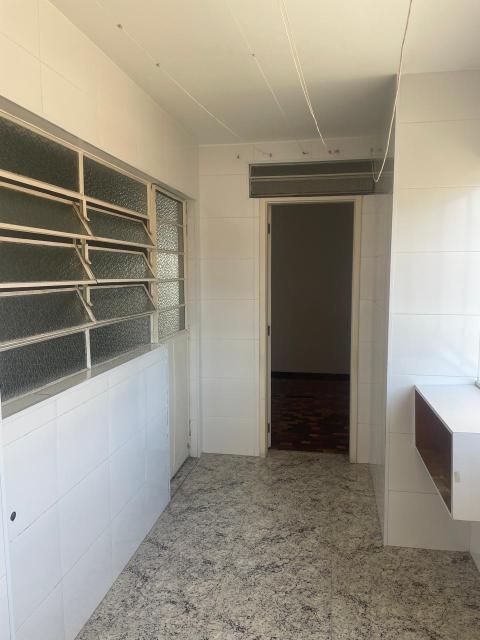 Excelente apartamento localizado no Centro de Santo André com uma área total de 98,00m2 com posto por sala living, dois dormitórios com armários embutidos, banheiro com box em Blindex, cozinha com pia em inox, área de serviços, quarto de empregada  e banheiro de empregada e uma vaga de garagem