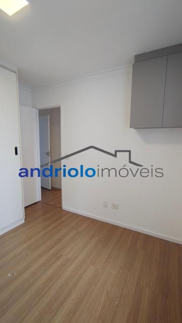  Apartamento residencial com 121m², localizado na Rua Carreiro de Pedra, nº 111, em condomínio completo e com excelente infraestrutura. O imóvel conta com 3 dormitórios, sendo 1 suíte, 3 banheiros, lavabo, 2 salas amplas, cozinha com armários, área de serviço. Possui armários embutidos, closet e um agradável terraço gourmet com churrasqueira.Ar condicionado na suite e sala.

O condomínio oferece lazer e segurança, com portaria, segurança patrimonial, piscina, academia, salão de festas, salão de jogos, sauna, playground e quadra poliesportiva. Conta ainda com gerador e 2 vagas de garagem cobertas rotativas.

Localização privilegiada, próxima a comércios, escolas, transporte público e principais vias de acesso, proporcionando praticidade e qualidade de vida.