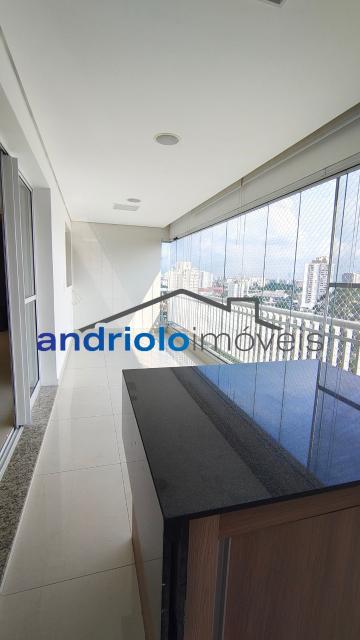 Apartamento residencial de alto padrão com 154m², localizado na Rua Carreiro de Pedra, nº 111. O imóvel conta com 3 suítes, 5 banheiros, 2 salas amplas, lavabo, cozinha planejada, área de serviço, escritório amplo e dependência com WC de empregada. Possui armários embutidos, closet, varanda e um agradável terraço gourmet com churrasqueira, ideal para receber.

O condomínio é completo e oferece infraestrutura de lazer e segurança, com portaria 24h, segurança patrimonial, piscina, academia, salão de festas, salão de jogos, sauna, playground e quadra poliesportiva. Conta ainda com elevador, gerador, interfone e garagem com 2 vagas cobertas.

Localização privilegiada, próxima a shoppings, escolas, transporte público e principais vias de acesso, facilitando o dia a dia. Região valorizada e com ampla oferta de comércios e serviços. 