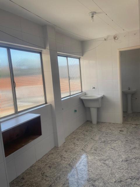 Excelente apartamento localizado no Centro de Santo André com uma área total de 98,00m2 com posto por sala living, dois dormitórios com armários embutidos, banheiro com box em Blindex, cozinha com pia em inox, área de serviços, quarto de empregada  e banheiro de empregada e uma vaga de garagem