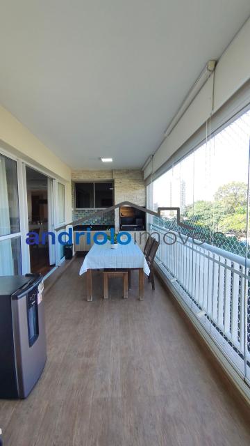 Este belíssimo apartamento residencial de 154m² oferece ambientes amplos, bem distribuídos e infraestrutura completa para toda a família.
O imóvel conta com 4 dormitórios, sendo 3 suítes. Um dos dormitórios foi adaptado para uma aconchegante sala de TV ou ate mesmo para receber visitas, proporcionando ainda mais conforto e versatilidade aos ambientes. Possui amplo closet, lavabo, 5 banheiros, sala de jantar e uma maravilhosa varanda gourmet com churrasqueira a carvão, ideal para receber amigos e familiares.
Conta ainda com ar-condicionado de primeira linha, recentemente substituído, garantindo maior eficiência, conforto térmico e modernidade ao imóvel. Além disso, possui armários embutidos, armários de cozinha, área de serviço, WC de empregada, cozinha funcional.
O condomínio oferece lazer completo, segurança e comodidade para toda a família:
O imóvel possui 2 vagas cobertas de garagem, com fácil acesso às principais vias da região, próximo a shopping centers, escolas e transporte 