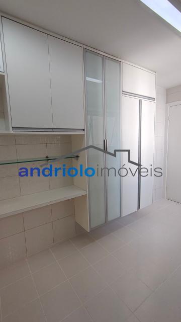 Apartamento residencial de alto padrão com 154m², localizado na Rua Carreiro de Pedra, nº 111. O imóvel conta com 3 suítes, 5 banheiros, 2 salas amplas, lavabo, cozinha planejada, área de serviço, escritório amplo e dependência com WC de empregada. Possui armários embutidos, closet, varanda e um agradável terraço gourmet com churrasqueira, ideal para receber.

O condomínio é completo e oferece infraestrutura de lazer e segurança, com portaria 24h, segurança patrimonial, piscina, academia, salão de festas, salão de jogos, sauna, playground e quadra poliesportiva. Conta ainda com elevador, gerador, interfone e garagem com 2 vagas cobertas.

Localização privilegiada, próxima a shoppings, escolas, transporte público e principais vias de acesso, facilitando o dia a dia. Região valorizada e com ampla oferta de comércios e serviços. 