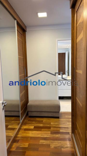 Apartamento à venda com 121m², localizado na Rua Carreiro de Pedra, nº 111, em condomínio fechado com excelente infraestrutura e segurança.

O imóvel conta com 3 dormitórios, sendo 1 suíte, 4 banheiros, lavabo, 2 salas amplas, cozinha com armários, área de serviço, escritório e ar-condicionado. Possui armários embutidos, varanda, sacada e um excelente terraço gourmet com churrasqueira, ideal para receber amigos e família.

O condomínio oferece lazer completo, com portaria 24h, segurança patrimonial, piscina, academia, salão de festas, salão de jogos, sauna, playground e quadra poliesportiva. Torre com 23 andares, sendo 4 unidades por andar. Conta ainda com 2 vagas de garagem cobertas.

Localização privilegiada, próxima a shoppings, escolas, transporte público e principais vias de acesso, proporcionando comodidade e fácil deslocamento.

Aceita financiamento e uso de FGTS.