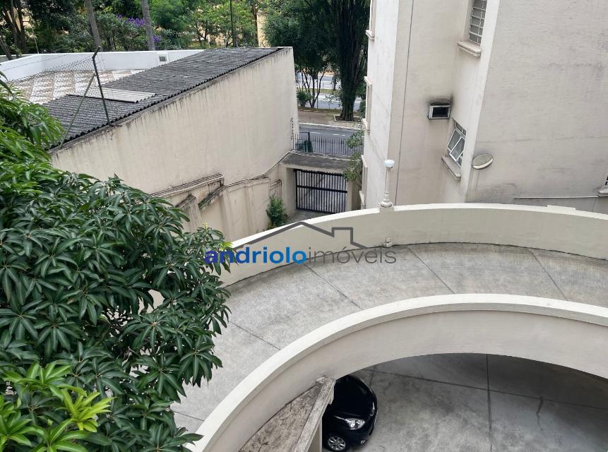 Apartamento de Charme Histórico no Condomínio Rampa do Túnel, um dos primeiros projetos Lindenberg, construído na década de 1950. Este condomínio clássico, composto por uma torre única com apenas 02 apartamentos por andar, oferece exclusividade e elegância em cada detalhe.
02 Dormitórios: Conforto e tranquilidade e bem iluminados.
02 Banheiros: Um dedicado a suíte e um banheiro social.
01 Suíte
Dependências para Funcionário: Quarto e banheiro.
Ampla Lavanderia: Espaço funcional e bem ventilado.
Ampla Cozinha: Perfeita para quem ama cozinhar.
Despensa: Armazenamento extra para sua comodidade.
Sala de Estar,
Biblioteca: Espaço dedicado à leitura e estudos.
Sala de Jantar.
Copa: Praticidade e conforto nas refeiçoes  diárias.
Este apartamento encontra-se em excelentes condições, com uma localização estratégica que oferece fácil acesso aos melhores pontos da cidade.
Principais Avenidas: Av. Paulista, Av. 9 de Julho. | Metrôs: Trianon, Consolação | Hospitais: Sírio Libanês, IGES