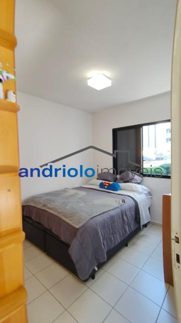 Excelente apartamento com 92,73 m² de área privativa e 53,41 m² de área comum, projetado para oferecer conforto, praticidade e qualidade de vida.

O imóvel conta com:

2 suítes;
2 salas amplas e bem iluminadas;
Varanda;
Sol da manhã em todo o apartamento;
1 vaga de garagem;
1 depósito privativo.

O condomínio oferece uma infraestrutura completa, com:

Piscina;
Salão de festas;
Academia.

Localizado em uma região privilegiada, o apartamento está próximo a comércios, restaurantes, supermercados e diversos serviços, proporcionando praticidade para o dia a dia e excelente mobilidade.

Uma ótima oportunidade para quem busca conforto, segurança e uma localização estratégica. Agende sua visita e venha conhecer este excelente imóvel!