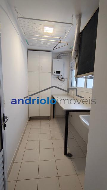  Apartamento residencial com 121m², localizado na Rua Carreiro de Pedra, nº 111, em condomínio completo e com excelente infraestrutura. O imóvel conta com 3 dormitórios, sendo 1 suíte, 3 banheiros, lavabo, 2 salas amplas, cozinha com armários, área de serviço. Possui armários embutidos, closet e um agradável terraço gourmet com churrasqueira.Ar condicionado na suite e sala.

O condomínio oferece lazer e segurança, com portaria, segurança patrimonial, piscina, academia, salão de festas, salão de jogos, sauna, playground e quadra poliesportiva. Conta ainda com gerador e 2 vagas de garagem cobertas rotativas.

Localização privilegiada, próxima a comércios, escolas, transporte público e principais vias de acesso, proporcionando praticidade e qualidade de vida.