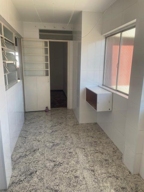 Excelente apartamento localizado no Centro de Santo André com uma área total de 98,00m2 com posto por sala living, dois dormitórios com armários embutidos, banheiro com box em Blindex, cozinha com pia em inox, área de serviços, quarto de empregada  e banheiro de empregada e uma vaga de garagem
