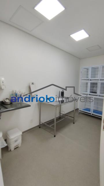 Excelente imóvel comercial, ideal para escritórios, clínicas, consultórios, empresas, escolas, cursos ou outros segmentos que necessitem de vários ambientes e ótima estrutura.
PISO TÉRREO:
Ampla recepção;
3 salas;
Banheiros;
2 copas;
1 sala ampla;
Quintal;
Entrada lateral;
Entrada de serviço independente.
ANDAR SUPERIOR:
3 salas com pias, ideais para consultórios, salas de atendimento ou atividades que necessitem de ponto de água;
Banheiro feminino;
Banheiro masculino;
Mais 7 salas, proporcionando diversas possibilidades de utilização.

DIFERENCIAIS:
3 vagas de garagem;
estrutura de Ar-condicionado;
Copa e cozinha;
Escritório;
Interfone;
Entrada lateral;
Entrada de serviço independente;
Quintal;
Próximo a transporte público.
Um imóvel com excelente estrutura e grande versatilidade, pronto para atender diferentes tipos de atividades comerciais.

Entre em contato para mais informações e agende uma visita!