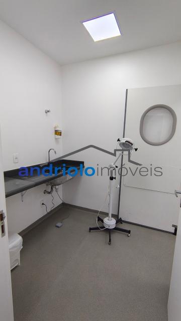 Excelente imóvel comercial, ideal para escritórios, clínicas, consultórios, empresas, escolas, cursos ou outros segmentos que necessitem de vários ambientes e ótima estrutura.
PISO TÉRREO:
Ampla recepção;
3 salas;
Banheiros;
2 copas;
1 sala ampla;
Quintal;
Entrada lateral;
Entrada de serviço independente.
ANDAR SUPERIOR:
3 salas com pias, ideais para consultórios, salas de atendimento ou atividades que necessitem de ponto de água;
Banheiro feminino;
Banheiro masculino;
Mais 7 salas, proporcionando diversas possibilidades de utilização.

DIFERENCIAIS:
3 vagas de garagem;
estrutura de Ar-condicionado;
Copa e cozinha;
Escritório;
Interfone;
Entrada lateral;
Entrada de serviço independente;
Quintal;
Próximo a transporte público.
Um imóvel com excelente estrutura e grande versatilidade, pronto para atender diferentes tipos de atividades comerciais.

Entre em contato para mais informações e agende uma visita!