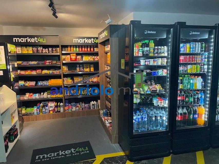 Apartamento sofisticado e mobiliado com requinte em condomínio fechado, ideal para quem busca conforto, praticidade e excelente localização. Com ambientes amplos, modernos e muito bem distribuídos, o imóvel oferece varanda gourmet , churrasqueira a carvão, terraço gourmet e ar-condicionado na varanda, sala e suite.
São 3 dormitórios, todos suítes, além de closet, escritório, lavabo, ampla sala de jantar e estar aconchegantes para receber familiares e amigos com muito estilo. A cozinha conta com armários planejados, área de serviço funcional.
O apartamento possui 2 vagas cobertas, depósito no subsolo e está localizado em andar alto.
O condomínio oferece infraestrutura completa com portaria 24 horas, piscina, sauna, salão de festas, salão de jogos, quadra poliesportiva, enfim lazer completo.
Localização privilegiada, próximo a shopping centers, escolas, transporte público e importantes vias de acesso.