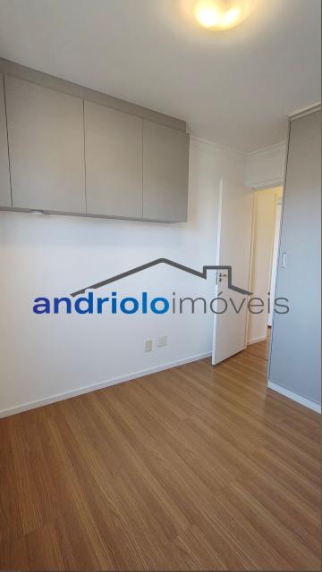  Apartamento residencial com 121m², localizado na Rua Carreiro de Pedra, nº 111, em condomínio completo e com excelente infraestrutura. O imóvel conta com 3 dormitórios, sendo 1 suíte, 3 banheiros, lavabo, 2 salas amplas, cozinha com armários, área de serviço. Possui armários embutidos, closet e um agradável terraço gourmet com churrasqueira.Ar condicionado na suite e sala.

O condomínio oferece lazer e segurança, com portaria, segurança patrimonial, piscina, academia, salão de festas, salão de jogos, sauna, playground e quadra poliesportiva. Conta ainda com gerador e 2 vagas de garagem cobertas rotativas.

Localização privilegiada, próxima a comércios, escolas, transporte público e principais vias de acesso, proporcionando praticidade e qualidade de vida.