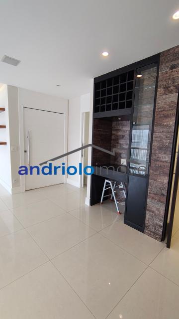 Apartamento residencial de alto padrão com 154m², localizado na Rua Carreiro de Pedra, nº 111. O imóvel conta com 3 suítes, 5 banheiros, 2 salas amplas, lavabo, cozinha planejada, área de serviço, escritório amplo e dependência com WC de empregada. Possui armários embutidos, closet, varanda e um agradável terraço gourmet com churrasqueira, ideal para receber.

O condomínio é completo e oferece infraestrutura de lazer e segurança, com portaria 24h, segurança patrimonial, piscina, academia, salão de festas, salão de jogos, sauna, playground e quadra poliesportiva. Conta ainda com elevador, gerador, interfone e garagem com 2 vagas cobertas.

Localização privilegiada, próxima a shoppings, escolas, transporte público e principais vias de acesso, facilitando o dia a dia. Região valorizada e com ampla oferta de comércios e serviços. 