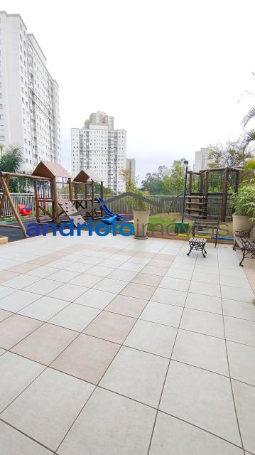 Este amplo apartamento residencial de 110m² oferece uma planta bem distribuída e ambientes aconchegantes, ideal para quem busca morar em um condomínio completo.
3 dormitórios, sendo 1 suíte
2 salas amplas (estar e jantar)
Varanda gourmet com churrasqueira a carvão
Cozinha com armários planejados
Área de serviço
Dependência de empregada com WC
Lavabo
Armários embutidos
4 banheiros no total
2 vagas de garagem cobertas + depósito no subsolo

Estrutura do condomínio:

Condomínio fechado com portaria 24h e segurança patrimonial
Piscina
Academia (sala de ginástica)
Quadra poliesportiva
Pista de cooper
Salão de festas
Salão de jogos
Sauna
Localização privilegiada:

Próximo a escolas e comercios