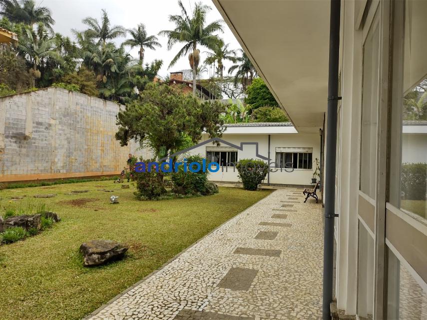 Localizada na Rua Vicente Leporace, esta ampla residência de 578m² oferece conforto e espaço ao ar livre repleto de verde. O imóvel conta com 5 dormitórios, sendo 2 suítes, além de 2 banheiros adicionais. Possui 3 salas espaçosas, uma sala de jantar e um escritório. A casa inclui uma área de serviço, armários embutidos e de cozinha, closet, despensa e uma entrada de serviço independente. Há também um dormitório de empregada e uma edícula.

No exterior, você encontrará um belo jardim e 4 vagas de garagem cobertas. O imóvel é equipado com ar condicionado e lavabo. Aceita financiamento e FGTS. Para mais informações e agendamento de visita, entre em contato conosco!