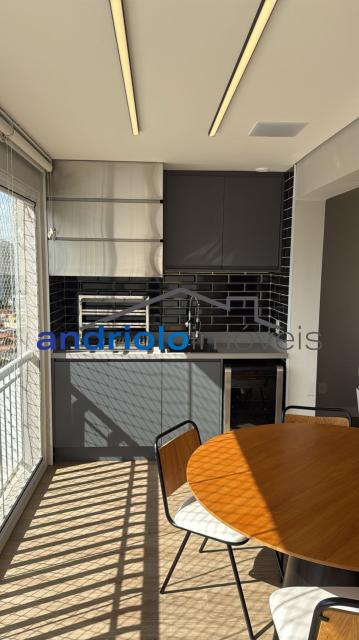 Excelente apartamento em condomínio fechado, com localização privilegiada, próximo a shopping centers, escolas e principais vias de acesso.

Destaques do imóvel:

2 dormitórios, sendo 2 suítes

3 banheiros

2 salas (estar e jantar)

Lavabo

Cozinha planejada com armários

Área de serviço

Varanda e terraço gourmet com churrasqueira

Closet e armários embutidos

Ar-condicionado

2 vagas cobertas de garagem (rotativas)

Sacada ampla e arejada

Lazer e infraestrutura do condomínio:

Piscina, sauna e salão de festas

Churrasqueira e espaço gourmet

Quadra poliesportiva, sala de ginástica e salão de jogos

Portaria 24h e segurança patrimonial

Elevador, gerador, interfone

Ambiente familiar e seguro

Condomínio com 23 andares e apenas 4 apartamentos por andar, garantindo privacidade e conforto.

Agende sua visita e venha conhecer seu novo lar!