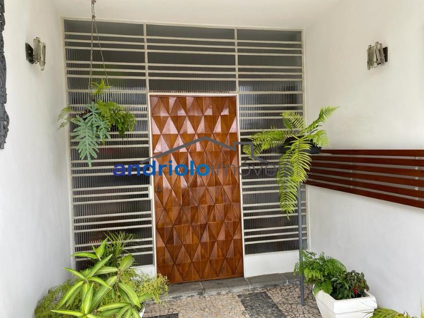 Localizada na Rua Vicente Leporace, esta ampla residência de 578m² oferece conforto e espaço ao ar livre repleto de verde. O imóvel conta com 5 dormitórios, sendo 2 suítes, além de 2 banheiros adicionais. Possui 3 salas espaçosas, uma sala de jantar e um escritório. A casa inclui uma área de serviço, armários embutidos e de cozinha, closet, despensa e uma entrada de serviço independente. Há também um dormitório de empregada e uma edícula.

No exterior, você encontrará um belo jardim e 4 vagas de garagem cobertas. O imóvel é equipado com ar condicionado e lavabo. Aceita financiamento e FGTS. Para mais informações e agendamento de visita, entre em contato conosco!