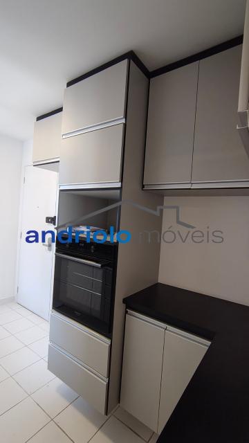  Apartamento residencial com 121m², localizado na Rua Carreiro de Pedra, nº 111, em condomínio completo e com excelente infraestrutura. O imóvel conta com 3 dormitórios, sendo 1 suíte, 3 banheiros, lavabo, 2 salas amplas, cozinha com armários, área de serviço. Possui armários embutidos, closet e um agradável terraço gourmet com churrasqueira.Ar condicionado na suite e sala.

O condomínio oferece lazer e segurança, com portaria, segurança patrimonial, piscina, academia, salão de festas, salão de jogos, sauna, playground e quadra poliesportiva. Conta ainda com gerador e 2 vagas de garagem cobertas rotativas.

Localização privilegiada, próxima a comércios, escolas, transporte público e principais vias de acesso, proporcionando praticidade e qualidade de vida.