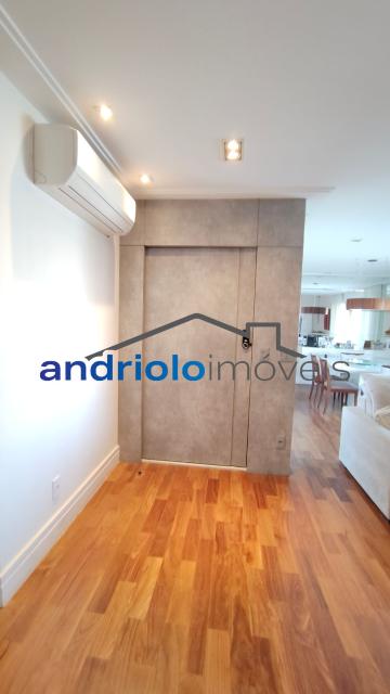 Este belíssimo apartamento residencial de 154m² oferece ambientes amplos, bem distribuídos e infraestrutura completa para toda a família.
O imóvel conta com 4 dormitórios, sendo 3 suítes. Um dos dormitórios foi adaptado para uma aconchegante sala de TV ou ate mesmo para receber visitas, proporcionando ainda mais conforto e versatilidade aos ambientes. Possui amplo closet, lavabo, 5 banheiros, sala de jantar e uma maravilhosa varanda gourmet com churrasqueira a carvão, ideal para receber amigos e familiares.
Conta ainda com ar-condicionado de primeira linha, recentemente substituído, garantindo maior eficiência, conforto térmico e modernidade ao imóvel. Além disso, possui armários embutidos, armários de cozinha, área de serviço, WC de empregada, cozinha funcional.
O condomínio oferece lazer completo, segurança e comodidade para toda a família:
O imóvel possui 2 vagas cobertas de garagem, com fácil acesso às principais vias da região, próximo a shopping centers, escolas e transporte 