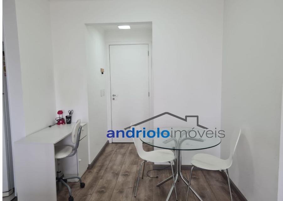 Este excelente apartamento de 60 m² está localizado no Condomínio Sky Campo Belo, na Rua Constantino de Sousa, e oferece um ambiente moderno, funcional e totalmente preparado para quem busca qualidade de vida.

Destaques do imóvel:
60 m² de área privativa, 2 dormitórios, sendo 1 suíte, 2 banheiros,2 salas integradas (estar e jantar), Cozinha planejada, Área de serviço, Varanda/Sacada, Ar-condicionado, Armários embutidos nos dormitórios
1 vaga de garagem coberta
Lazer e infraestrutura do condomínio:
Portaria 24 horas, Academia equipada, Piscina, Quadra poliesportiva, Salão de festas, Salão de jogos, Churrasqueira, Espaço gourmet, Sauna

Localização privilegiada:
Com fácil acesso às principais vias da região e próximo a tudo o que você precisa:

Estação Campo Belo
Estação Brooklin
Escolas e instituições de ensino
Shopping centers
Restaurantes, mercados