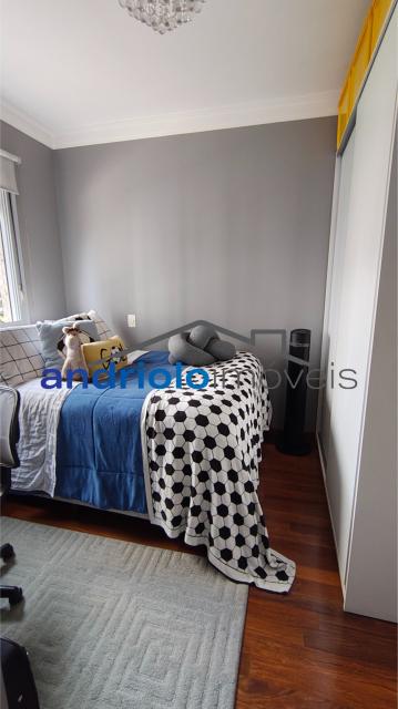APARTAMENTO RESIDENCIAL 138m²  
Se você procura conforto e praticidade, este apartamento é a escolha ideal! Com 3 suítes, o imóvel é repleto de armários planejados, acabamentos de otima qualidade. Localizado em um condomínio clube, próximo à estação de metro Alto da Boa Vista, com fácil acesso às principais avenidas da região. Características do Imóvel: 3 suítes, area de serviço com armários planejados, Cozinha equipada com armários planejados e geladeira, Dormitórios com armários embutidos, Terraço Gourmet com churrasqueira, Depósito no subsolo, Sala de jantar e estar aconchegantes, Ar condicionado para maior conforto, Lavabo, 2 vagas de garagem cobertas Área Comum do Condomínio: Duas piscinas sendo uma aquecida, Playground para as crianças, Quadra poliesportiva, Sala de ginástica, Segurança patrimonial 24h, Salão de festas e salão de jogos, Sauna.