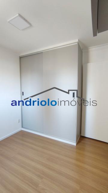  Apartamento residencial com 121m², localizado na Rua Carreiro de Pedra, nº 111, em condomínio completo e com excelente infraestrutura. O imóvel conta com 3 dormitórios, sendo 1 suíte, 3 banheiros, lavabo, 2 salas amplas, cozinha com armários, área de serviço. Possui armários embutidos, closet e um agradável terraço gourmet com churrasqueira.Ar condicionado na suite e sala.

O condomínio oferece lazer e segurança, com portaria, segurança patrimonial, piscina, academia, salão de festas, salão de jogos, sauna, playground e quadra poliesportiva. Conta ainda com gerador e 2 vagas de garagem cobertas rotativas.

Localização privilegiada, próxima a comércios, escolas, transporte público e principais vias de acesso, proporcionando praticidade e qualidade de vida.