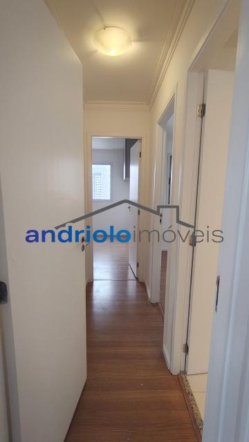  Apartamento residencial com 121m², localizado na Rua Carreiro de Pedra, nº 111, em condomínio completo e com excelente infraestrutura. O imóvel conta com 3 dormitórios, sendo 1 suíte, 3 banheiros, lavabo, 2 salas amplas, cozinha com armários, área de serviço. Possui armários embutidos, closet e um agradável terraço gourmet com churrasqueira.Ar condicionado na suite e sala.

O condomínio oferece lazer e segurança, com portaria, segurança patrimonial, piscina, academia, salão de festas, salão de jogos, sauna, playground e quadra poliesportiva. Conta ainda com gerador e 2 vagas de garagem cobertas rotativas.

Localização privilegiada, próxima a comércios, escolas, transporte público e principais vias de acesso, proporcionando praticidade e qualidade de vida.