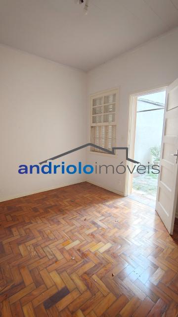 CASA RESIDENCIAL 190m²  com Perto de escolas, Perto de transporte público, Perto de vias de acesso, Area de Servico, Entrada Lateral, Escritorio, Quintal, Sala de Jantar, 3 Dormitórios, 3 Banheiros, 2 Salas, 2 Garagem, Ar Condicionado, Lavabo, Cozinha, Edicula, Jardim. 
EXCELENTE NEGOCIO