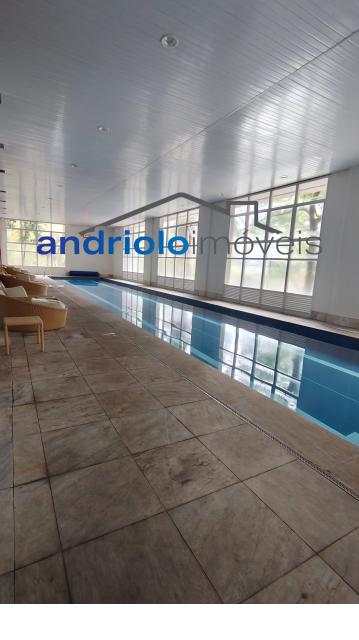 Este amplo apartamento residencial de 110m² oferece uma planta bem distribuída e ambientes aconchegantes, ideal para quem busca morar em um condomínio completo.
3 dormitórios, sendo 1 suíte
2 salas amplas (estar e jantar)
Varanda gourmet com churrasqueira a carvão
Cozinha com armários planejados
Área de serviço
Dependência de empregada com WC
Lavabo
Armários embutidos
4 banheiros no total
2 vagas de garagem cobertas + depósito no subsolo

Estrutura do condomínio:

Condomínio fechado com portaria 24h e segurança patrimonial
Piscina
Academia (sala de ginástica)
Quadra poliesportiva
Pista de cooper
Salão de festas
Salão de jogos
Sauna
Localização privilegiada:

Próximo a escolas e comercios