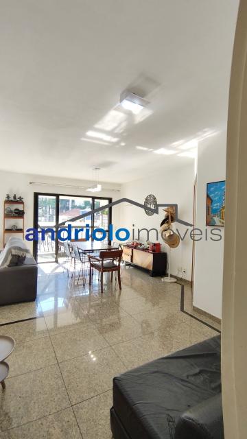 Excelente apartamento com 92,73 m² de área privativa e 53,41 m² de área comum, projetado para oferecer conforto, praticidade e qualidade de vida.

O imóvel conta com:

2 suítes;
2 salas amplas e bem iluminadas;
Varanda;
Sol da manhã em todo o apartamento;
1 vaga de garagem;
1 depósito privativo.

O condomínio oferece uma infraestrutura completa, com:

Piscina;
Salão de festas;
Academia.

Localizado em uma região privilegiada, o apartamento está próximo a comércios, restaurantes, supermercados e diversos serviços, proporcionando praticidade para o dia a dia e excelente mobilidade.

Uma ótima oportunidade para quem busca conforto, segurança e uma localização estratégica. Agende sua visita e venha conhecer este excelente imóvel!