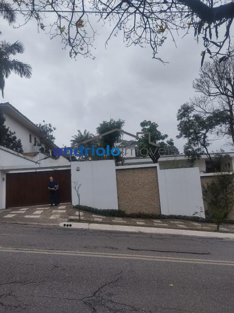 Localizada na Rua Vicente Leporace, esta ampla residência de 578m² oferece conforto e espaço ao ar livre repleto de verde. O imóvel conta com 5 dormitórios, sendo 2 suítes, além de 2 banheiros adicionais. Possui 3 salas espaçosas, uma sala de jantar e um escritório. A casa inclui uma área de serviço, armários embutidos e de cozinha, closet, despensa e uma entrada de serviço independente. Há também um dormitório de empregada e uma edícula.

No exterior, você encontrará um belo jardim e 4 vagas de garagem cobertas. O imóvel é equipado com ar condicionado e lavabo. Aceita financiamento e FGTS. Para mais informações e agendamento de visita, entre em contato conosco!