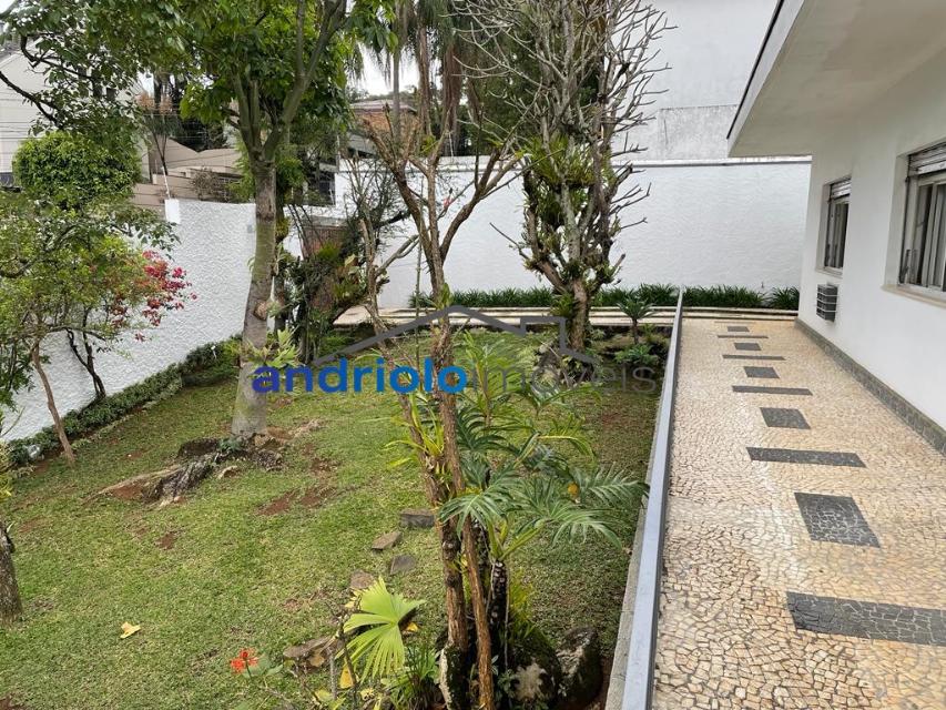 Localizada na Rua Vicente Leporace, esta ampla residência de 578m² oferece conforto e espaço ao ar livre repleto de verde. O imóvel conta com 5 dormitórios, sendo 2 suítes, além de 2 banheiros adicionais. Possui 3 salas espaçosas, uma sala de jantar e um escritório. A casa inclui uma área de serviço, armários embutidos e de cozinha, closet, despensa e uma entrada de serviço independente. Há também um dormitório de empregada e uma edícula.

No exterior, você encontrará um belo jardim e 4 vagas de garagem cobertas. O imóvel é equipado com ar condicionado e lavabo. Aceita financiamento e FGTS. Para mais informações e agendamento de visita, entre em contato conosco!