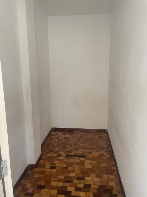 Excelente apartamento localizado no Centro de Santo André com uma área total de 98,00m2 com posto por sala living, dois dormitórios com armários embutidos, banheiro com box em Blindex, cozinha com pia em inox, área de serviços, quarto de empregada  e banheiro de empregada e uma vaga de garagem