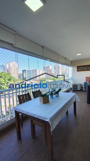 Este belíssimo apartamento residencial de 154m² oferece ambientes amplos, bem distribuídos e infraestrutura completa para toda a família.
O imóvel conta com 4 dormitórios, sendo 3 suítes. Um dos dormitórios foi adaptado para uma aconchegante sala de TV ou ate mesmo para receber visitas, proporcionando ainda mais conforto e versatilidade aos ambientes. Possui amplo closet, lavabo, 5 banheiros, sala de jantar e uma maravilhosa varanda gourmet com churrasqueira a carvão, ideal para receber amigos e familiares.
Conta ainda com ar-condicionado de primeira linha, recentemente substituído, garantindo maior eficiência, conforto térmico e modernidade ao imóvel. Além disso, possui armários embutidos, armários de cozinha, área de serviço, WC de empregada, cozinha funcional.
O condomínio oferece lazer completo, segurança e comodidade para toda a família:
O imóvel possui 2 vagas cobertas de garagem, com fácil acesso às principais vias da região, próximo a shopping centers, escolas e transporte 