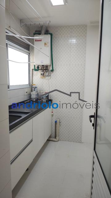 Apartamento residencial de alto padrão com 154m², localizado na Rua Carreiro de Pedra, nº 111. O imóvel conta com 3 suítes, 5 banheiros, 2 salas amplas, lavabo, cozinha planejada, área de serviço, escritório amplo e dependência com WC de empregada. Possui armários embutidos, closet, varanda e um agradável terraço gourmet com churrasqueira, ideal para receber.

O condomínio é completo e oferece infraestrutura de lazer e segurança, com portaria 24h, segurança patrimonial, piscina, academia, salão de festas, salão de jogos, sauna, playground e quadra poliesportiva. Conta ainda com elevador, gerador, interfone e garagem com 2 vagas cobertas.

Localização privilegiada, próxima a shoppings, escolas, transporte público e principais vias de acesso, facilitando o dia a dia. Região valorizada e com ampla oferta de comércios e serviços. 