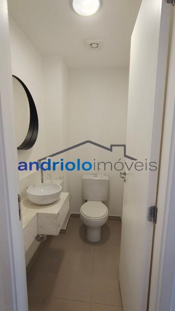  Apartamento residencial com 121m², localizado na Rua Carreiro de Pedra, nº 111, em condomínio completo e com excelente infraestrutura. O imóvel conta com 3 dormitórios, sendo 1 suíte, 3 banheiros, lavabo, 2 salas amplas, cozinha com armários, área de serviço. Possui armários embutidos, closet e um agradável terraço gourmet com churrasqueira.Ar condicionado na suite e sala.

O condomínio oferece lazer e segurança, com portaria, segurança patrimonial, piscina, academia, salão de festas, salão de jogos, sauna, playground e quadra poliesportiva. Conta ainda com gerador e 2 vagas de garagem cobertas rotativas.

Localização privilegiada, próxima a comércios, escolas, transporte público e principais vias de acesso, proporcionando praticidade e qualidade de vida.