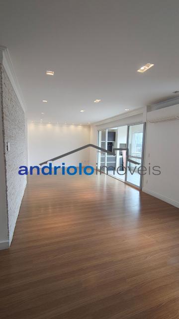  Apartamento residencial com 121m², localizado na Rua Carreiro de Pedra, nº 111, em condomínio completo e com excelente infraestrutura. O imóvel conta com 3 dormitórios, sendo 1 suíte, 3 banheiros, lavabo, 2 salas amplas, cozinha com armários, área de serviço. Possui armários embutidos, closet e um agradável terraço gourmet com churrasqueira.Ar condicionado na suite e sala.

O condomínio oferece lazer e segurança, com portaria, segurança patrimonial, piscina, academia, salão de festas, salão de jogos, sauna, playground e quadra poliesportiva. Conta ainda com gerador e 2 vagas de garagem cobertas rotativas.

Localização privilegiada, próxima a comércios, escolas, transporte público e principais vias de acesso, proporcionando praticidade e qualidade de vida.
