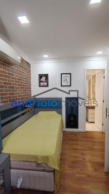 Este belíssimo apartamento residencial de 154m² oferece ambientes amplos, bem distribuídos e infraestrutura completa para toda a família.
O imóvel conta com 4 dormitórios, sendo 3 suítes. Um dos dormitórios foi adaptado para uma aconchegante sala de TV ou ate mesmo para receber visitas, proporcionando ainda mais conforto e versatilidade aos ambientes. Possui amplo closet, lavabo, 5 banheiros, sala de jantar e uma maravilhosa varanda gourmet com churrasqueira a carvão, ideal para receber amigos e familiares.
Conta ainda com ar-condicionado de primeira linha, recentemente substituído, garantindo maior eficiência, conforto térmico e modernidade ao imóvel. Além disso, possui armários embutidos, armários de cozinha, área de serviço, WC de empregada, cozinha funcional.
O condomínio oferece lazer completo, segurança e comodidade para toda a família:
O imóvel possui 2 vagas cobertas de garagem, com fácil acesso às principais vias da região, próximo a shopping centers, escolas e transporte 