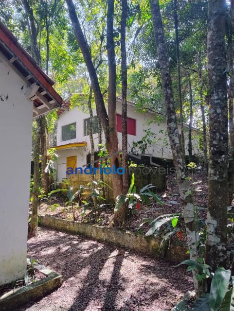 Desfrute do sossego e da tranquilidade nesta maravilhosa chácara, que oferece 600m² de construção em um terreno espaçoso de mais de 2500m². O imóvel conta com um quintal amplo e bem arborizado, ideal para quem aprecia um ambiente cercado pela natureza.

A chácara possui uma casa principal com 1 dormitório, 1 banheiro, cozinha, sala de jantar e estar. Dois amplos salões perfeitos para eventos e momentos de lazer com a família e amigos. Área externa é equipada com uma churrasqueira, ideal para confraternizações ao ar livre, sauna, adega, capela, oficina, e ainda conta com 4 chales com 1 dormitório, banheiro e salamandra. 

Se você está procurando um lugar para morar ouvindo o canto dos pássaros e imerso em verde, esta é a escolha perfeita. Agende sua visita e descubra a serenidade desta chácara. 