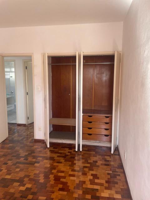 Excelente apartamento localizado no Centro de Santo André com uma área total de 98,00m2 com posto por sala living, dois dormitórios com armários embutidos, banheiro com box em Blindex, cozinha com pia em inox, área de serviços, quarto de empregada  e banheiro de empregada e uma vaga de garagem